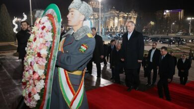 ادای احترام پزشکیان به تندیس شاه اسماعیل سامانی در دوشنبه