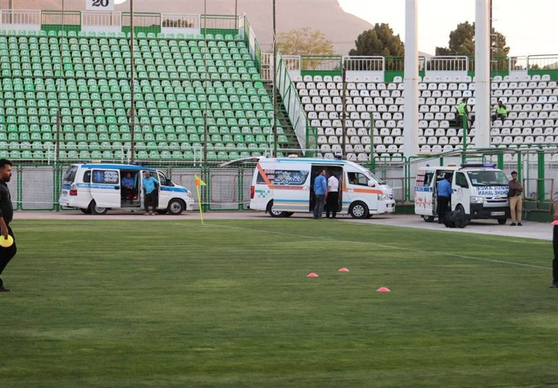 بازی ذوبآهن و نساجی زیر بارش شدید برف