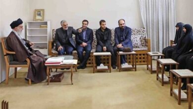 تصویری از دیدار سردار سلیمانی و خانوادهاش با رهبر انقلاب