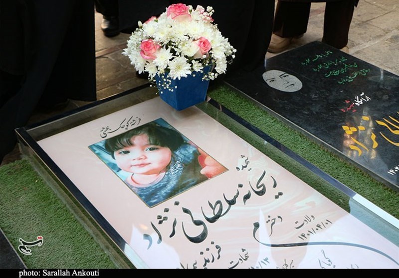 حضور زائران بر مزار ریحانه سلطانینژاد معروف به کاپشن صورتی