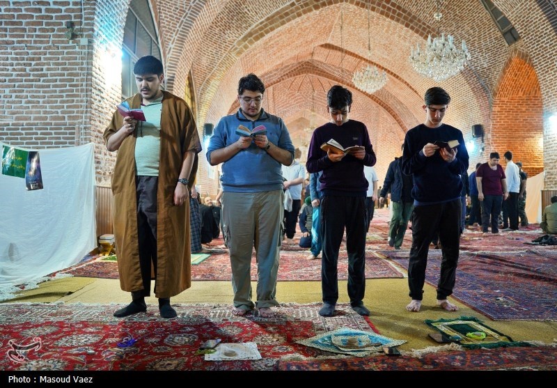 خلوت معنوی دانشآموزان تبریزی در مصلای امام (ره) + فیلم