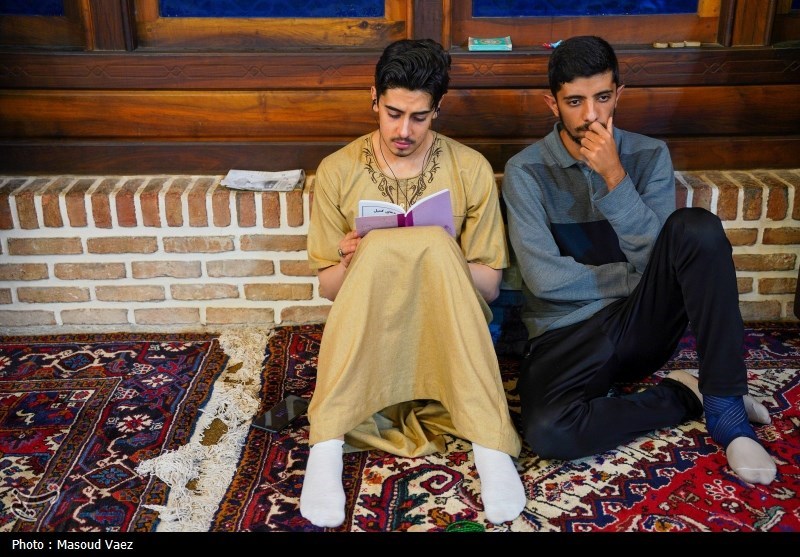 خلوت معنوی دانشآموزان تبریزی در مصلای امام (ره) + فیلم