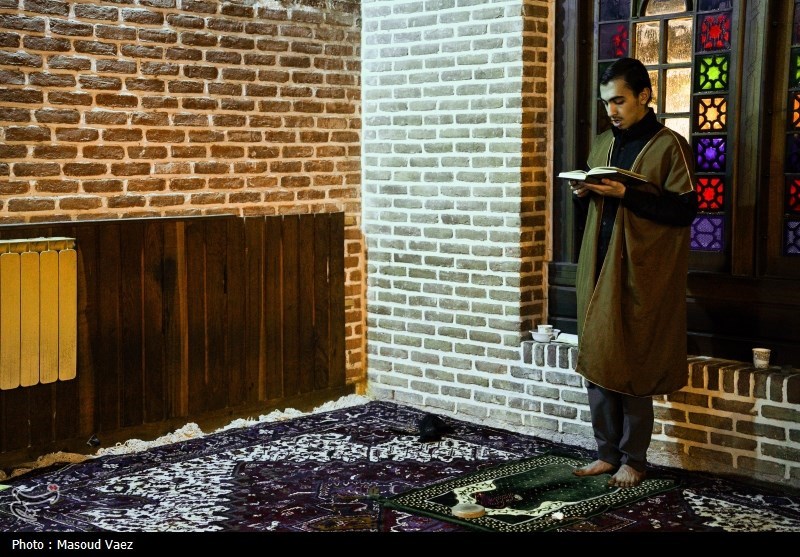 خلوت معنوی دانشآموزان تبریزی در مصلای امام (ره) + فیلم