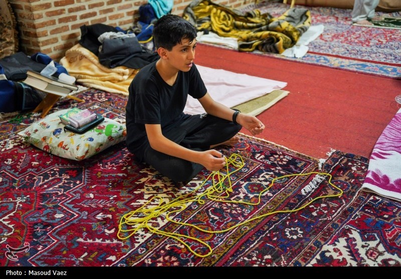 خلوت معنوی دانشآموزان تبریزی در مصلای امام (ره) + فیلم