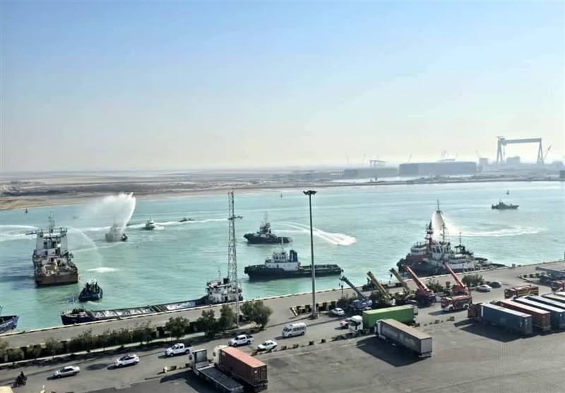 رژه موتورسیکلتها و بوق کشتیها در بندر بوشهر