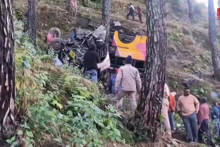 سقوط اتوبوس به درهای در شمال هند با ۲۸ کشته و زخمی+ فیلم