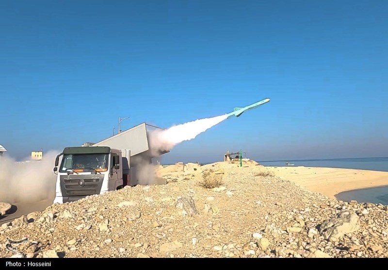 شلیک موشکهای هوشمند با پهپادهای نوین در رزمایش سپاه +تصاویر