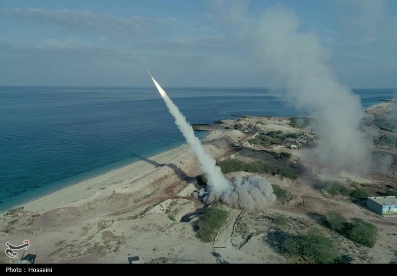 شلیک موشکهای هوشمند با پهپادهای نوین در رزمایش سپاه +تصاویر