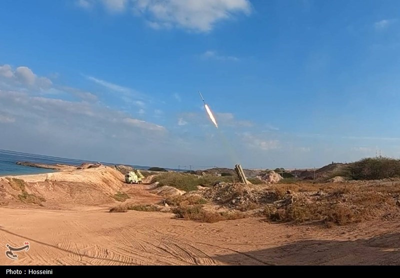 شلیک موشکهای هوشمند با پهپادهای نوین در رزمایش سپاه +تصاویر