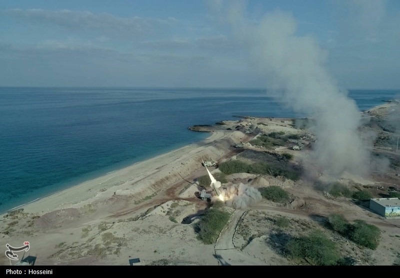 شلیک موشکهای هوشمند با پهپادهای نوین در رزمایش سپاه +تصاویر
