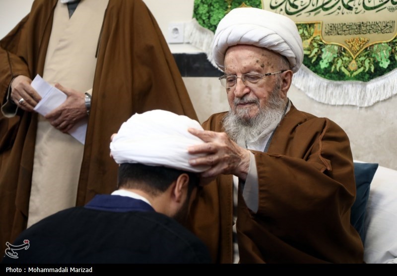 مراسم عمامهگذاری طلاب در روز ولادت حضرت علی(ع)