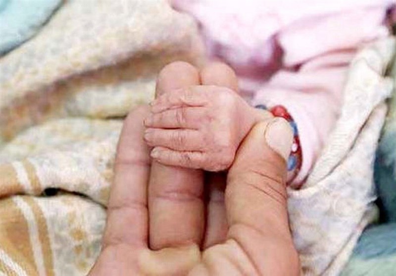 نجات جان نوزاد توسط پلیس در شهرک اندیشه + فیلم