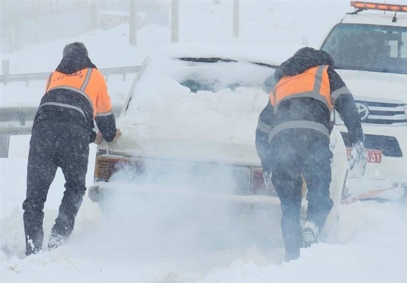بیش از 50 خودروی گرفتار در برف در استان مرکزی نجات یافتند