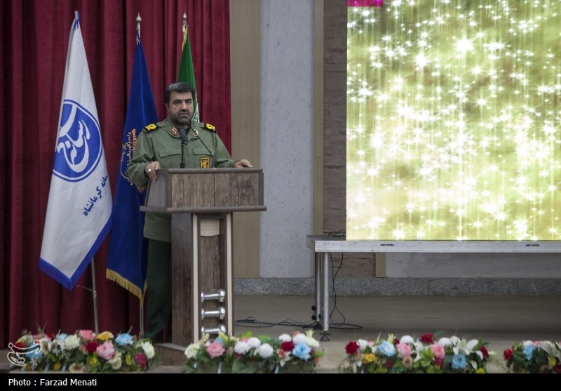 تمام قدرت رسانهای استکبار در مقابل نظام ایستاده است