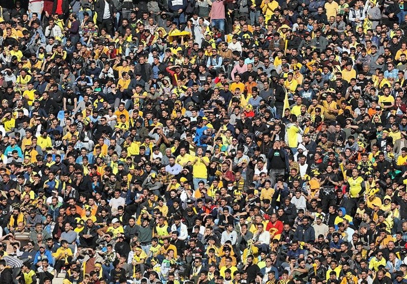 رونمایی هواداران سپاهان از پرچم غولآسا