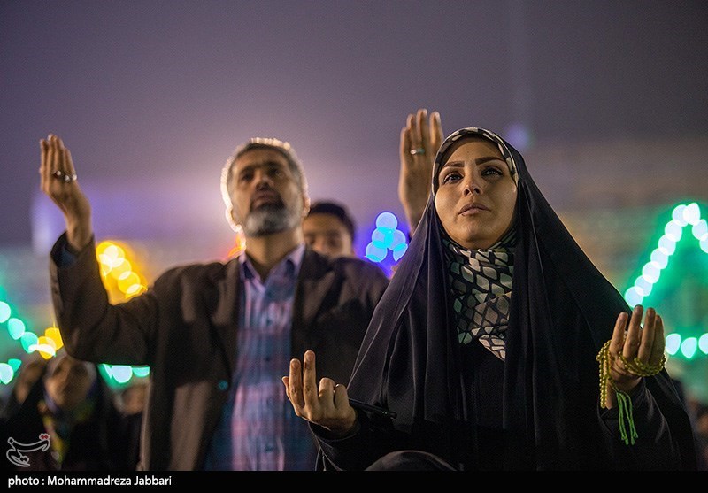 شبزندهداری منتظران در مسجد جمکران؛ دعا، نماز و نیایش