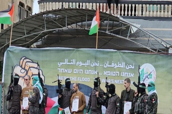 قدرتنمایی مبارزان فلسطینی با شعاری ویژه/ تشکر اُسرای صهیونیست از قسام/ ۱۸۱ فلسطینی آزاد شدند+ فیلم و عکس