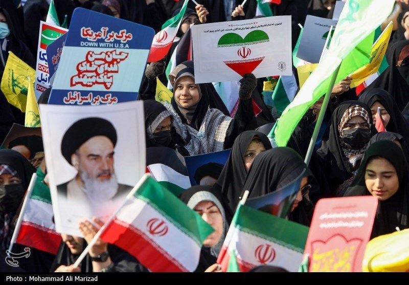 مردم ایران هر روز پایههای اسلام و انقلاب را محکمتر میکنند