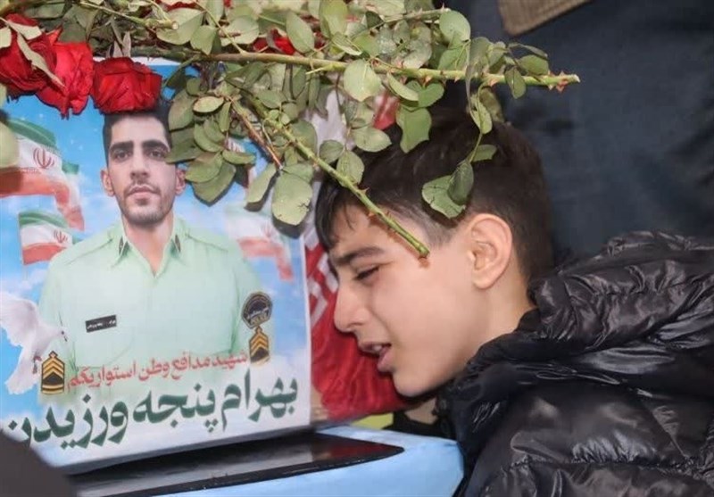 وداع باشکوه مردم گتوند با پیکر شهید بهرام پنجه ورزیدن