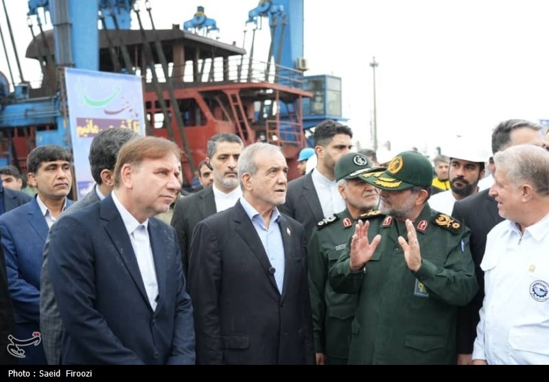 پزشکیان به کشتیسازی رفت/ 10 شناور به آب انداخته شد+ تصاویر