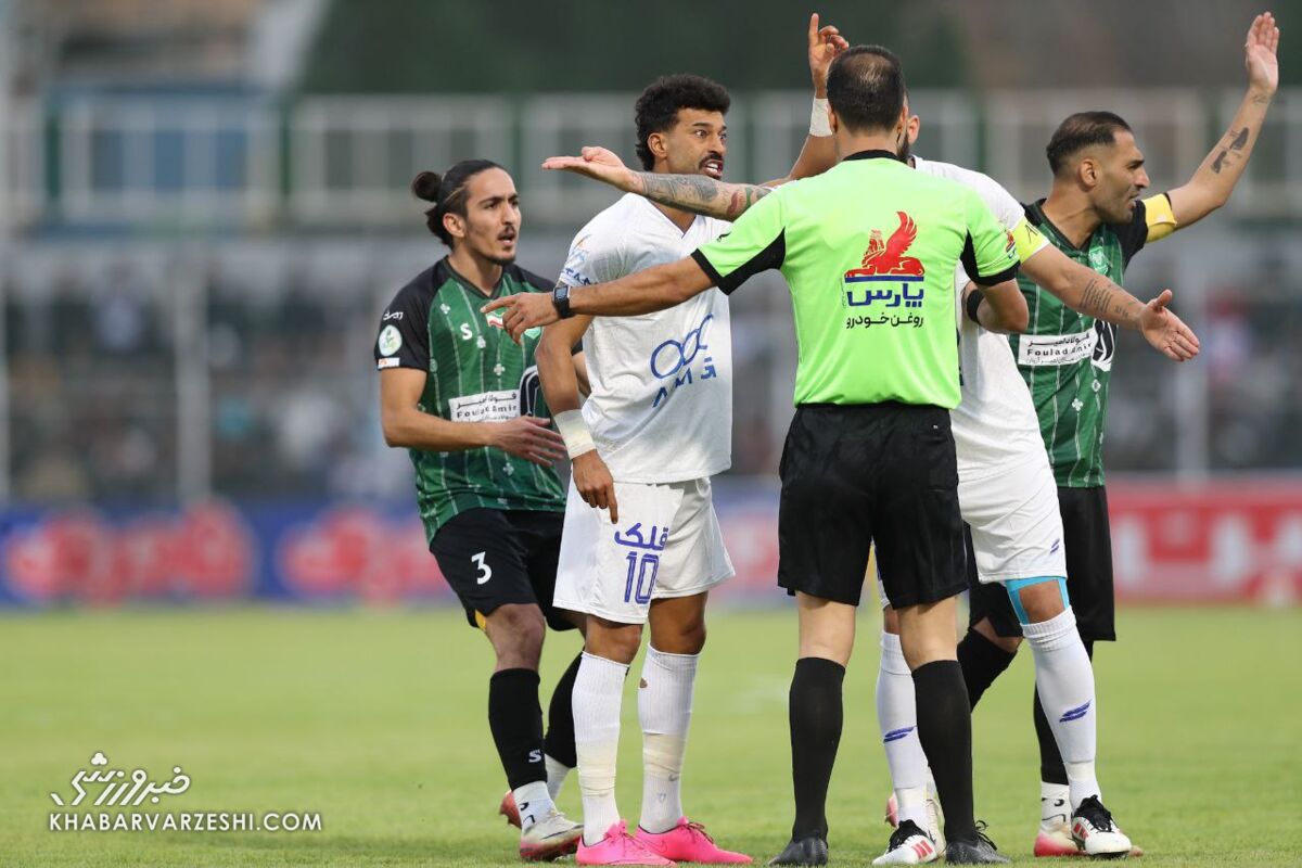 مصدومیت شدید بازیکن خیبر با تکل مهاجم استقلال؛ کارت قرمز لازم بود؟ / خیبر , استقلال , مصدومیت , مسعود محبی , دوکنز نازون