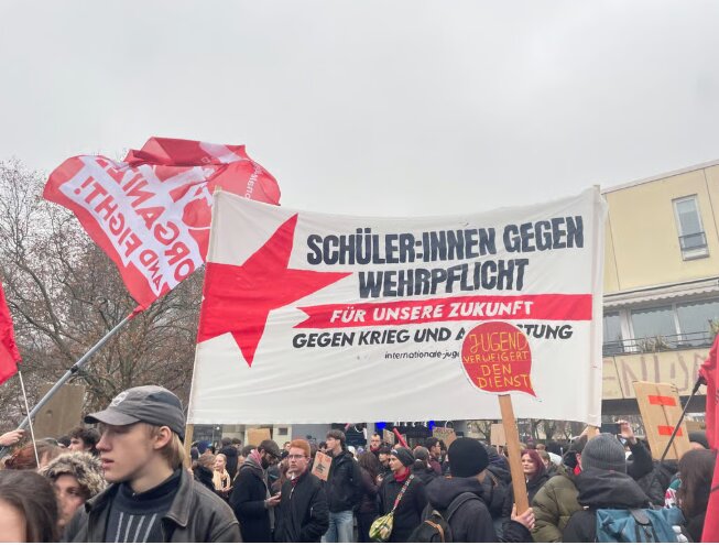 اعتراضات گسترده دانشآموزان آلمانی به احیای سربازی اجباری / آلمان، سربازی اجباری، دانشآموزان، اعتراضات، بوریس پیستوریوس , , , ,