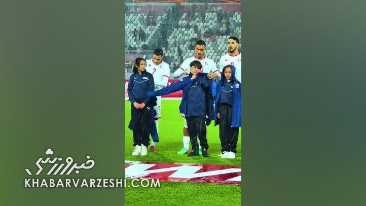 فرجانی ساسی کاپیتان تونس با کاپشن خود از کودک در برابر باران محافظت کرد / فرجانی ساسی , تیم ملی تونس , اقدام انسانی , فوتبال , اوگاندا