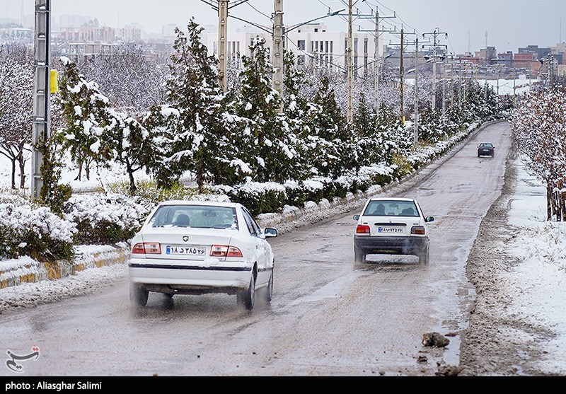 بارش برف در محور نورآباد به نهاوند/ جادههای لرستان باز است / اخبار لرستان - اخبار استانها