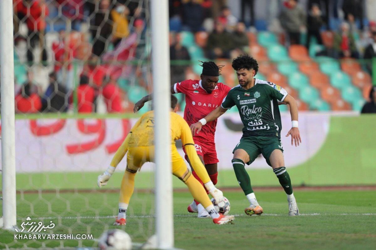 اعتراض پرسپولیس به داوری دیدار با آلومینیوم؛ دو پنالتی سوخت! / پرسپولیس , آلومینیوم اراک , داوری , پنالتی , حسن اکرمی