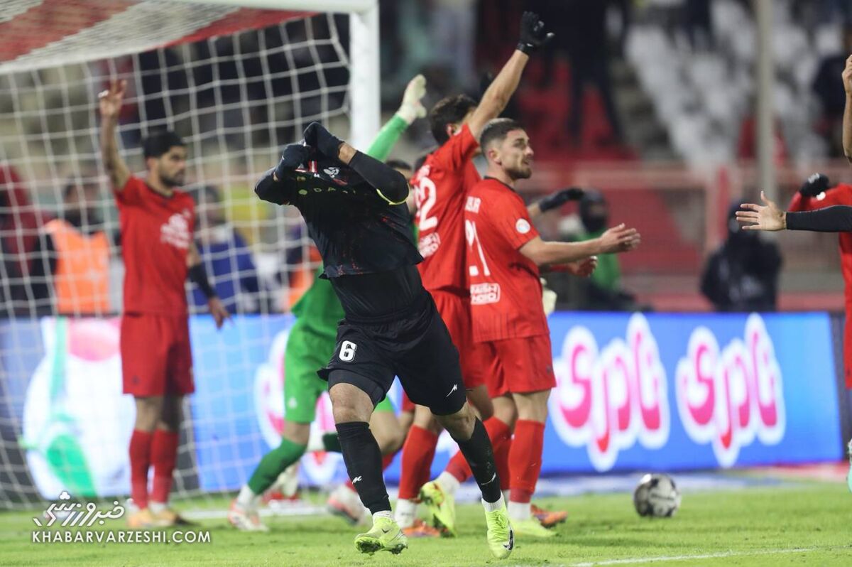 اعتراض شدید خداداد عزیزی به گل کنعانیزادگان در دقیقه 96 / خداداد عزیزی , کنعانیزادگان , اعتراض , گل دقیقه 96 , فوتبال ایران