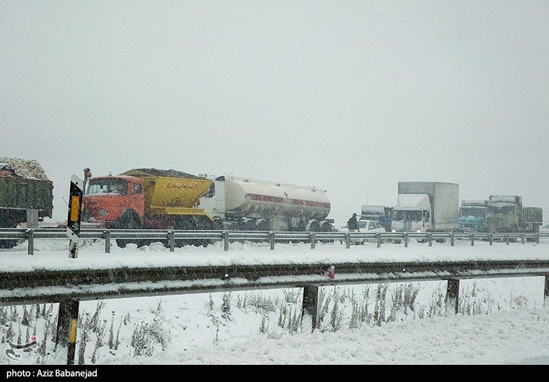 انسداد موقت محور مهریز- میانکوه در پی بارش برف و یخزدگی / اخبار یزد - اخبار استانها