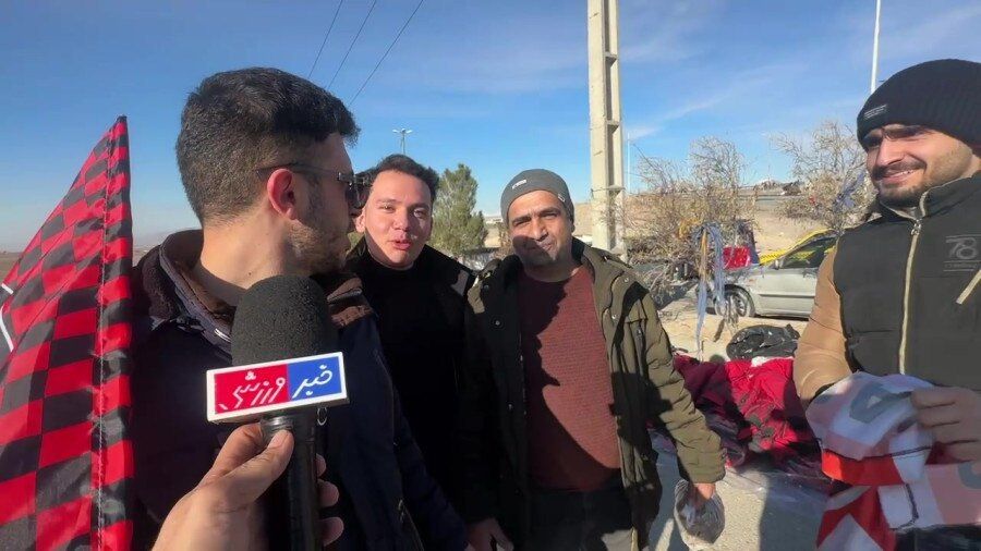 آوازخوانی هواداران تراکتور مقابل میکروفن خبرورزشی / تراکتور , هواداران تراکتور , خبرورزشی , آوازخوانی , فوتبال ایران