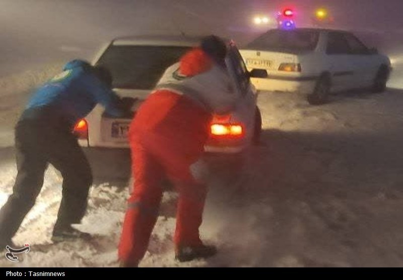 امدادرسانی به 9 خودروی گرفتار در برف در زنجان/ آمادگی نیروها تا عادی شدن تردد / اخبار زنجان - اخبار استانها