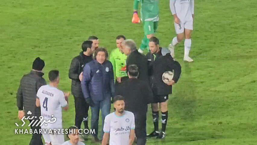 اعتراض شدید ساپینتو و حیدری به داوری در پایان نیمه اول / اعتراض , داوری , ریکاردو ساپینتو , خسرو حیدری , مرتضی منصوریان