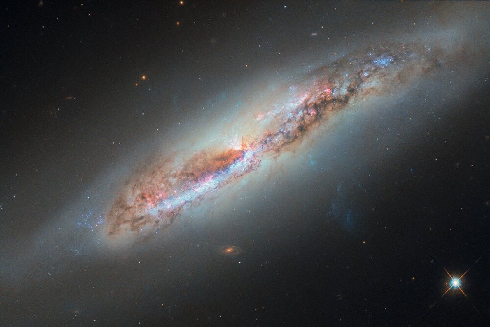 تصویر تلسکوپ هابل از کهکشان NGC 4388 با دنباله گازی / تلسکوپ هابل , کهکشان NGC 4388 , خوشه دوشیزه , دنباله گازی , سیاهچاله