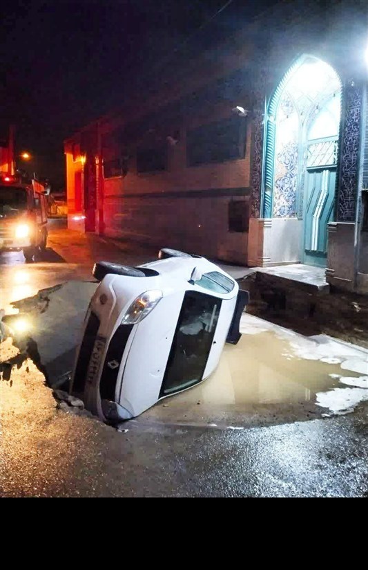 فرونشست زمین در خمینیشهر؛ سقوط خودرو ال90 در گودال / اخبار اصفهان - اخبار استانها