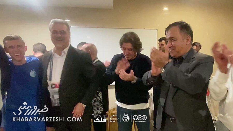 حضور تاجرنیا در رختکن استقلال پس از پیروزی مقابل المحرق / استقلال , تاجرنیا , المحرق , فوتبال ایران , رختکن