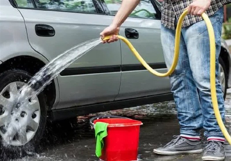شستشوی خودرو با شیلنگ/ عامل پنهان هدررفت آب شرب در یزد / اخبار یزد - اخبار استانها
