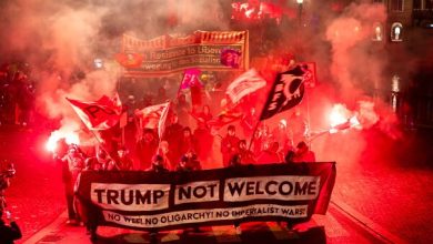 معترضان به سفر «ترامپ» به سوئیس، پرچم آمریکا را آتش زدند+ تصاویر / معترضان به سیاست های رئیس جمهور آمریکا، پرچم این کشور را در سوئیس آتش زده و شعار دادند: ترامپ را به سطل زباله بیندازید.