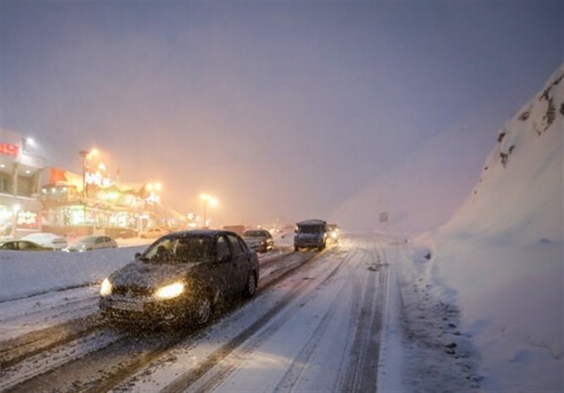 بارش برف در ارتفاعات البرز/ برفروبی جادهها توسط راهداران / اخبار البرز - اخبار استانها