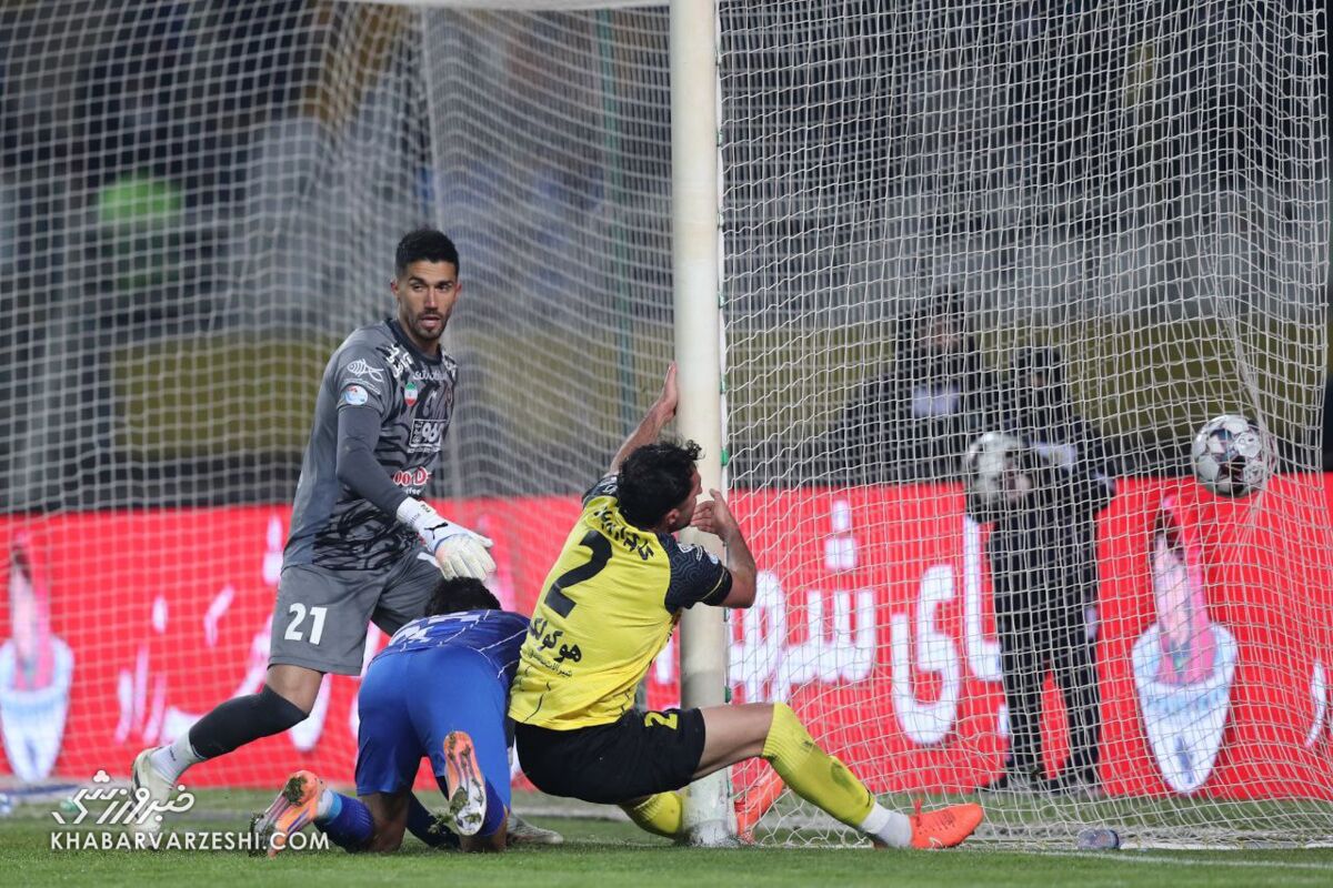 تیرک دروازه استقلال قهرمان بازی مقابل سپاهان شد / استقلال , سپاهان , لیگ برتر , تیرک دروازه , فوتبال ایران