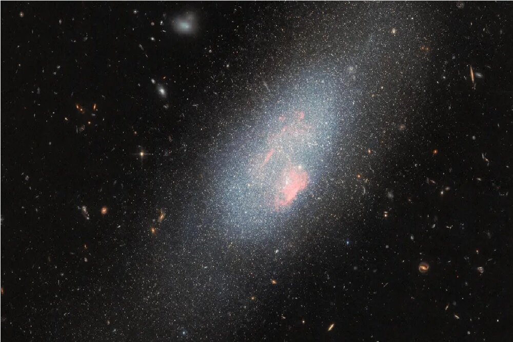 تلسکوپ هابل تصویر خیرهکنندهای از کهکشان کوتوله در دباکبر ثبت کرد / تلسکوپ هابل , کهکشان کوتوله , ستارگان ولف-رایه , دباکبر , اخترفیزیک