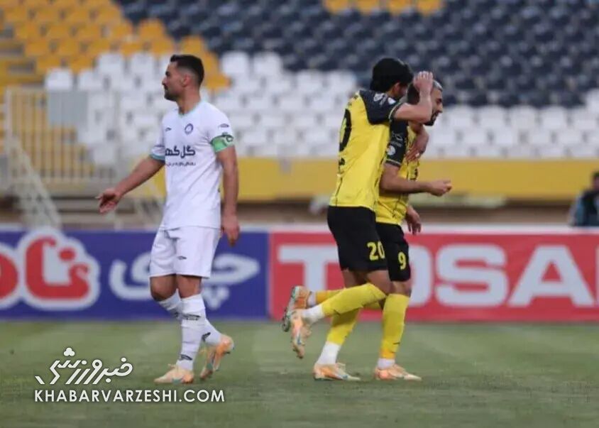 سپاهان صدرنشین لیگ برتر شد؛ اختلاف نظر در جدول رسانهها و سازمان لیگ / لیگ برتر , سپاهان , تراکتور , پرسپولیس , استقلال