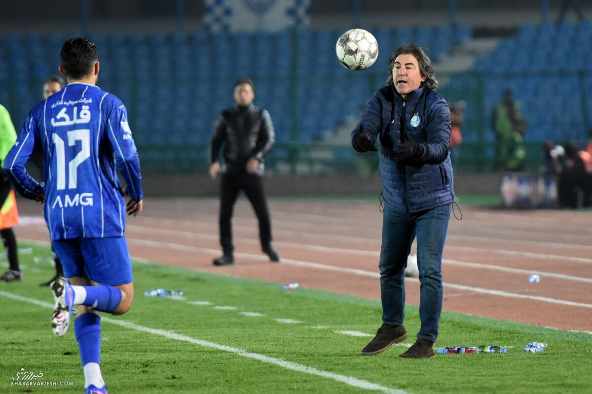 هوادار استقلال با هدیهای مرموز برای ساپینتو مقابل هتل تجمع کرد / استقلال , ریکاردو ساپینتو , هواداران , هدیه مرموز , فوتبال ایران