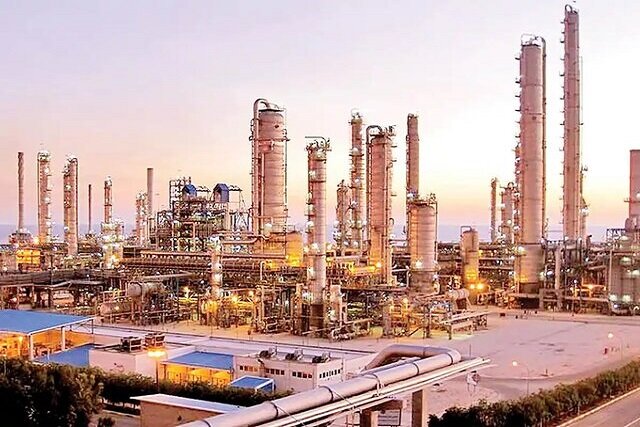 ظرفیت تولید محصولات پتروشیمی کشور به ۱۰۰ میلیون تن در سال رسید / پتروشیمی , وزارت نفت , تولید صنعتی , صادرات غیرنفتی , ارزش افزوده