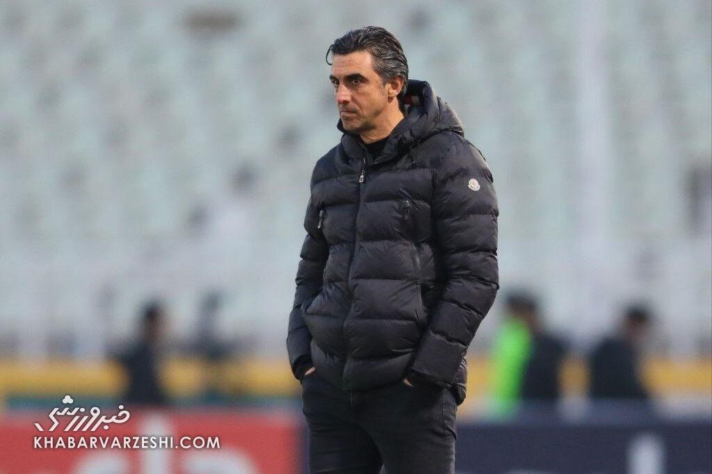 درگیری لفظی سرمربی خیبر با تدارکات پرسپولیس در جریان بازی لیگ برتر / مهدی رحمتی , پرسپولیس , خیبر خرم آباد , لیگ برتر فوتبال , حاشیه ورزشی