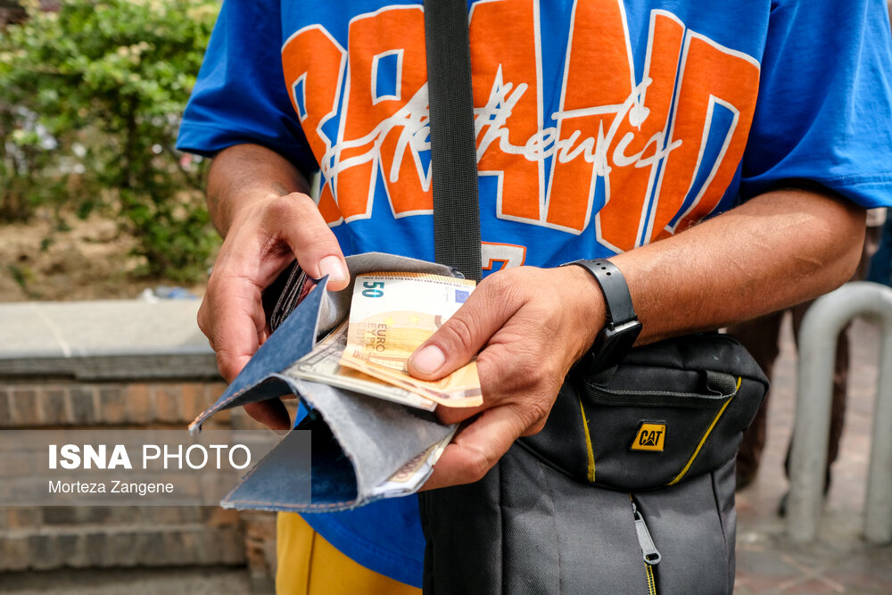 کاهش قیمت دلار در بازار آزاد به زیر ۱۶۰ هزار تومان / دلار , بازار آزاد , قیمت ارز , بانک مرکزی , یورو