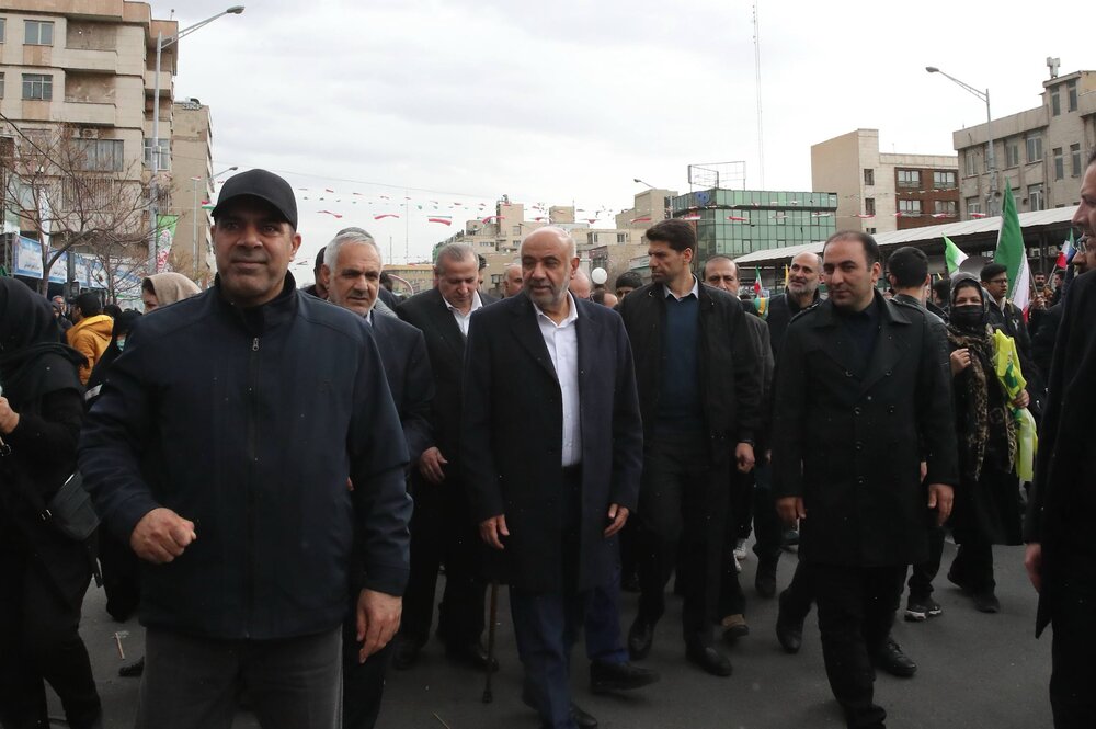 وزیر کار: حضور مردم در ۲۲ بهمن سرمایه اجتماعی بزرگی است/لزوم هدایت سرمایهها به سمت تولید / احمد میدری , اشتغال زایی , راهپیمایی ۲۲ بهمن , سرمایه اجتماعی , تولید