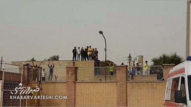 حضور هواداران صنعت نفت آبادان در اطراف ورزشگاه برای تشویق تیم در لیگ یک / صنعت نفت آبادان , بعثت کرمانشاه , لیگ دسته اول , لیگ یک , هواداران فوتبال