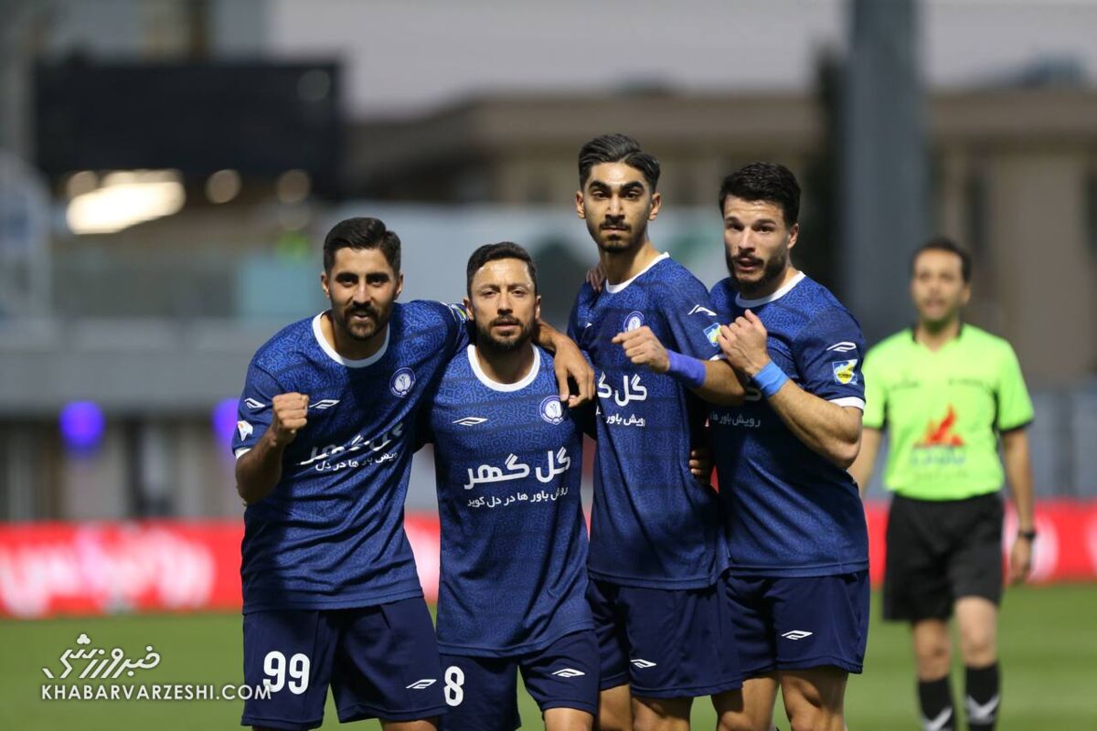 سقوط پرسپولیس در سیرجان؛ گلگهر با برتری ۳ بر ۱ صدرنشین موقت لیگ برتر شد / گل گهر , پرسپولیس , لیگ برتر , ایگور سرگیف , اوسمار ویرا